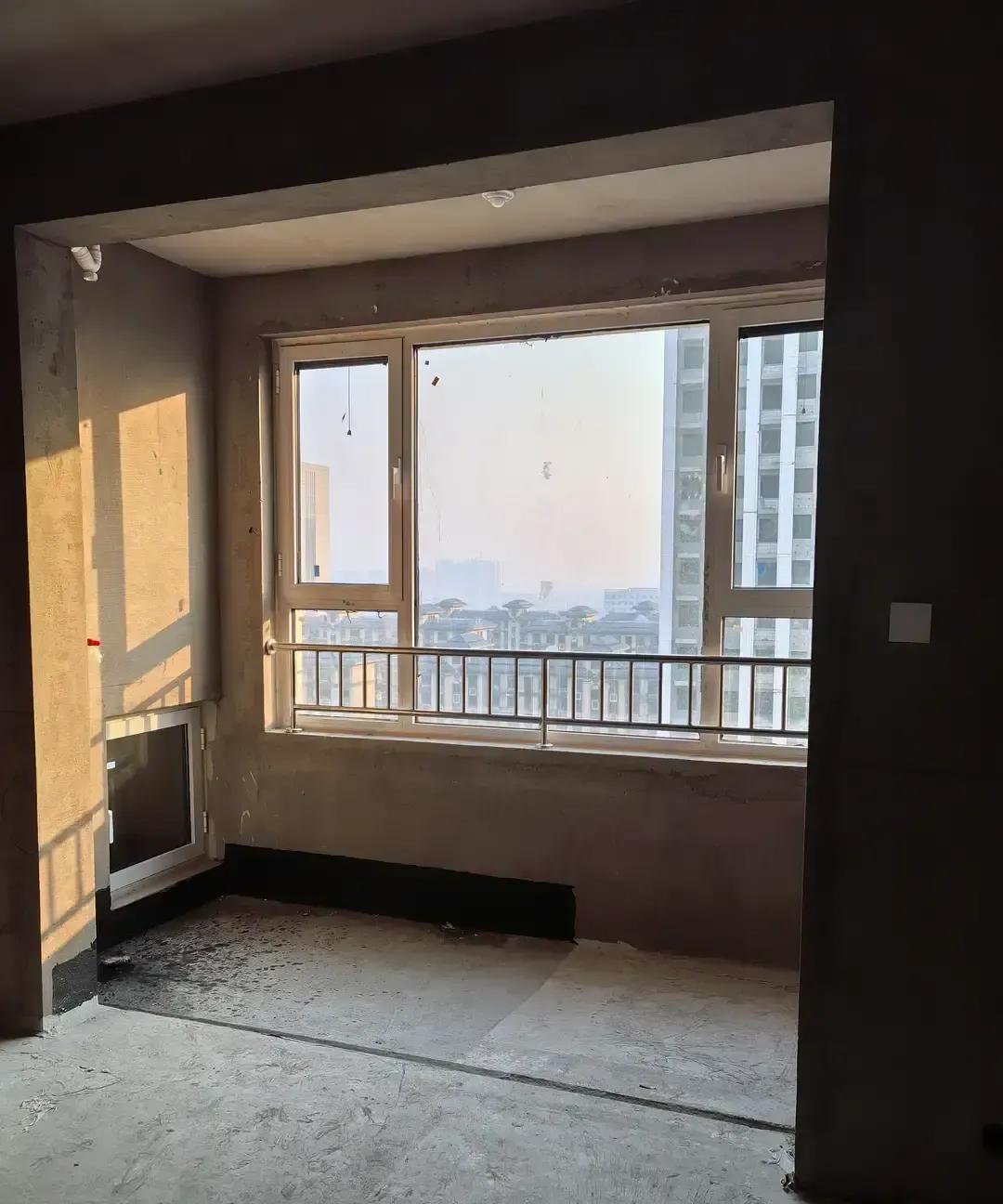 业主想签装修合同，被公司要求先交一千块定金，不然设计图不给留档。他当场摇头，说