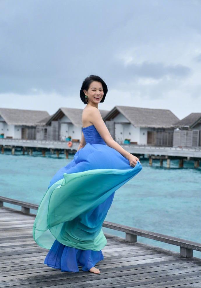 最近胡杏儿现身马尔代夫，她还让丈夫拍摄了一组很美的大片。胡杏儿这次穿了一件蓝