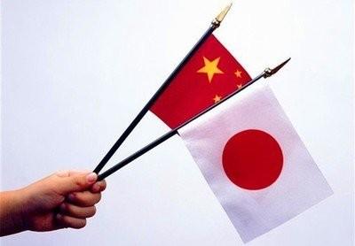 最近有个现象挺耐人寻味的。两边关系闹得这么僵，咱们很多同胞因为觉得不安全，都赶紧