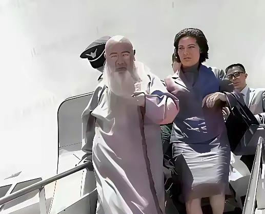 1949年12月6日，解放军快进成都时，张大千靠国民党高官张群，拿到最后三张飞台