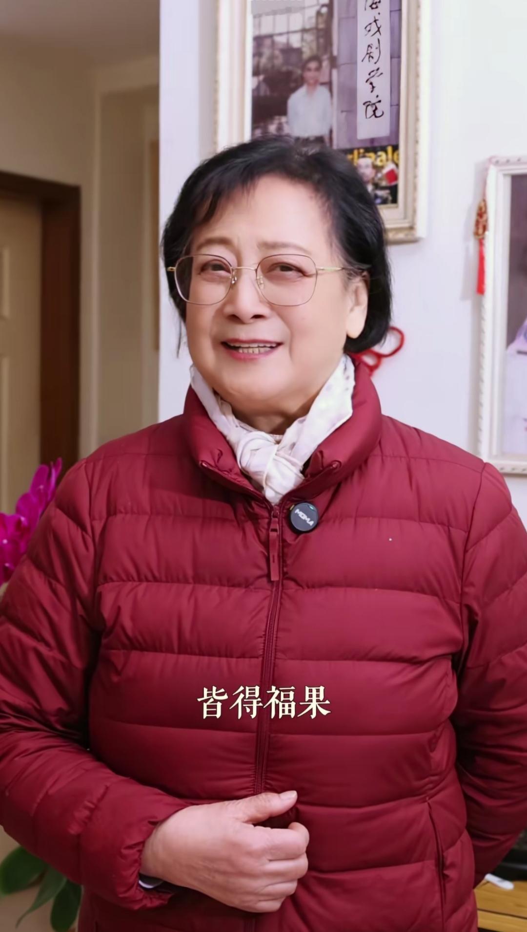 82岁左大玢在家庆冬至，女儿孙女罕见露面，家中温馨朴实！12月21日著名演员左