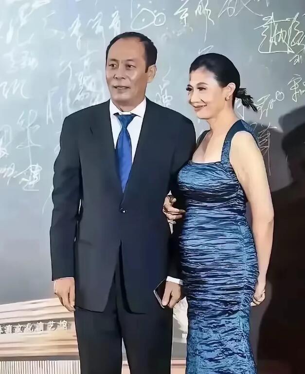 陈炜的生图，确实一般，我觉得她颜值不难看，但是这一身衣服影响了她的气质，看起来就