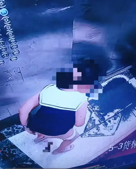 炸裂！！四川自贡，男子回家，刚打开电梯，一股屎味就扑面而来，男子立刻用手捂住了嘴