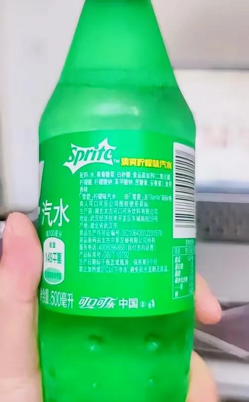 雪碧配料“变脸”。以前的雪碧爽口解渴，这两年的雪碧黏糊糊还齁甜。曾经，雪碧那清