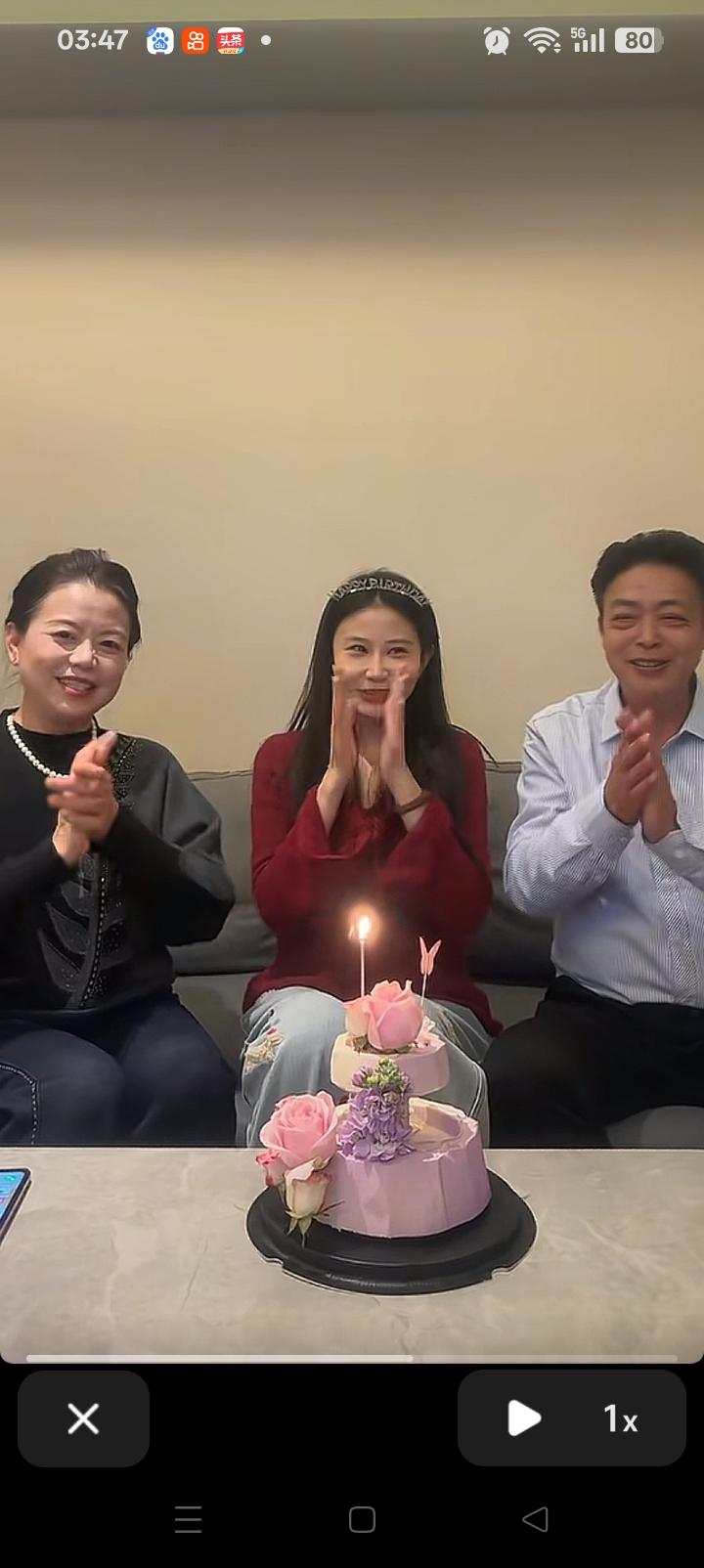 许妈又给小棉袄妮妮过生日了镜头中，妮妮坐在中间，许妈姚爸分别坐在妮妮的身边，妮