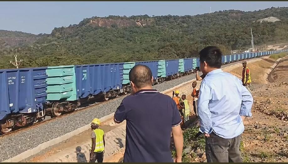 终于有对抗澳大利亚铁矿的筹码了!并且还可以帮助非洲长期脱贫致富的稳定产业。一列