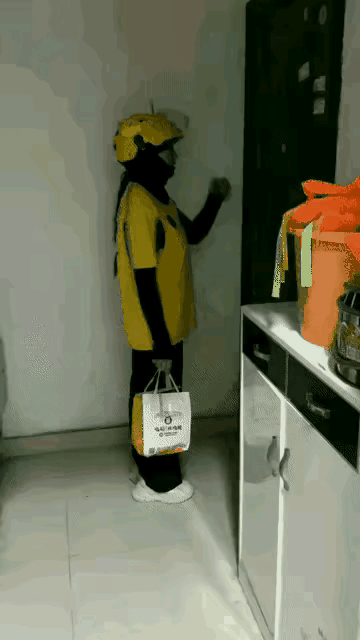 谁能想到送个外卖还能被门“推”到墙角？最近刷到个视频，外卖员上楼送餐，敲完门