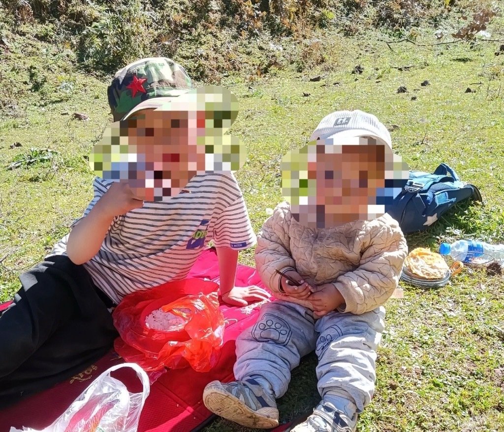 我舅以前养蜜蜂，蜜特别正，小时候去他家能连吃好几勺。看到“2名留守儿童被胡蜂蜇亡”这条，这这这[笑着