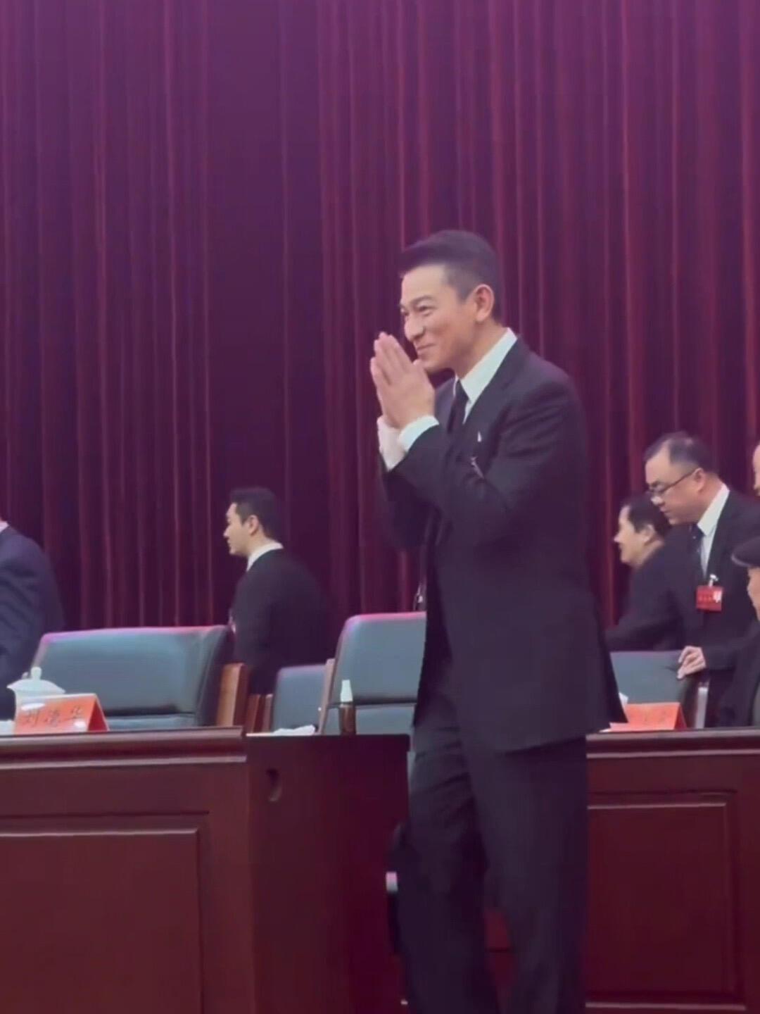 刘德华上央视了，背着手就是刘大爷，看见老干部的感觉，不愧是华仔！这次看见背着手