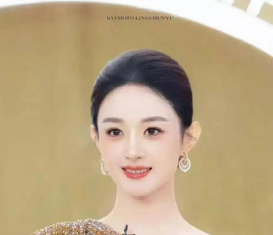 冯绍峰上海那辆车的后座，儿童安全座椅装了5年没拆过？赵丽颖晕倒送医的消息刚弹出