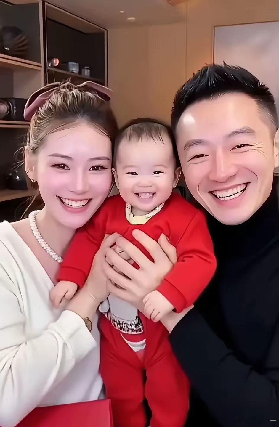 爱了爱了！马筱梅抖音粉丝们用A1制作了她一家三口的照片，夫妻两人眉开眼笑，幸福美