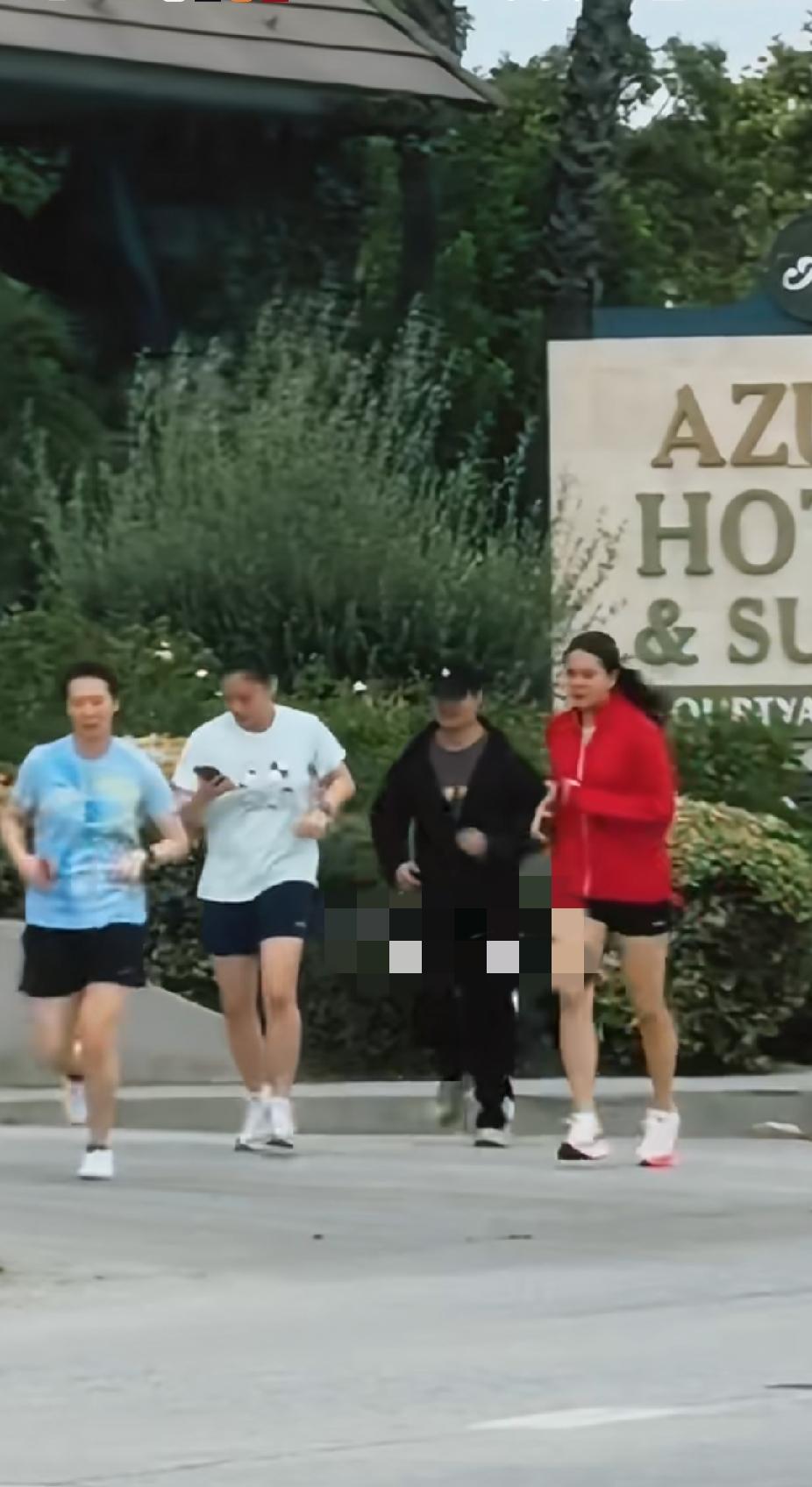 刷到美国大满贯女双决赛结束后的路透，王曼昱带着队友出门跑步晨练。刚拿下冠军也没