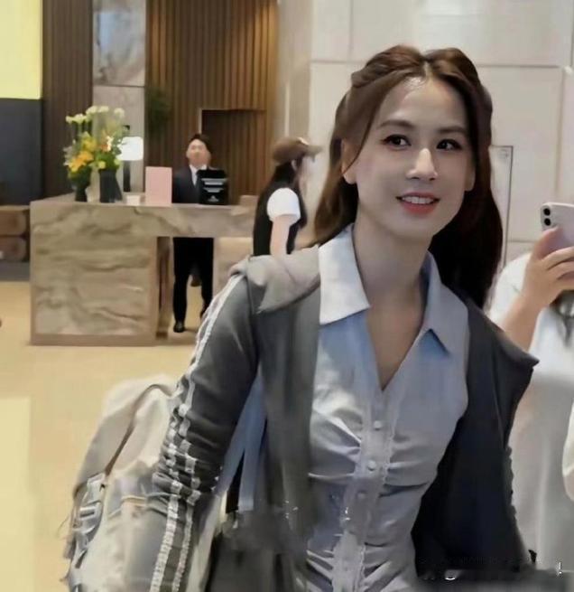 离婚后的黄圣依，整个就是一个女大学生的感觉，重回巅峰了呀！