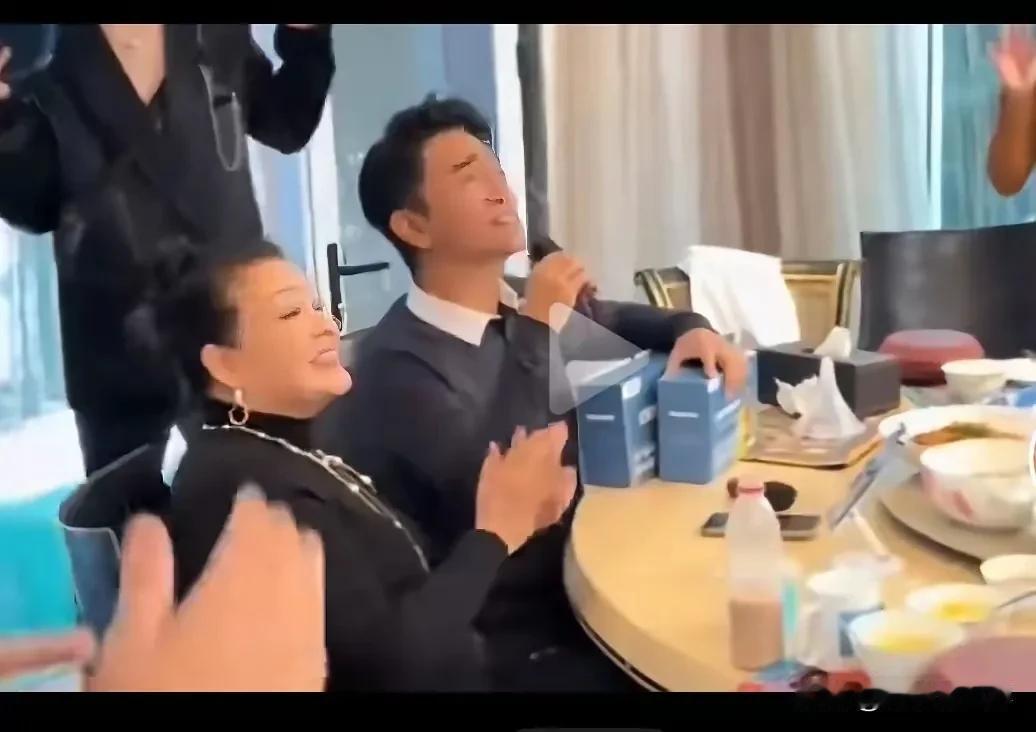 张兰和吴宗宪居然坐在一起了！一个是中国台湾省主持界一哥，一个是中国女企业家女强人