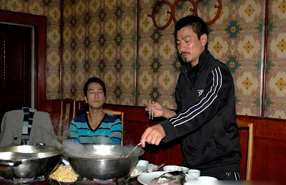 刘德华拍《墨攻》，跟导演张之亮说：“我剃个光头吧？”导演一愣，说不行，跟《无间道》造型重复了。华仔摸
