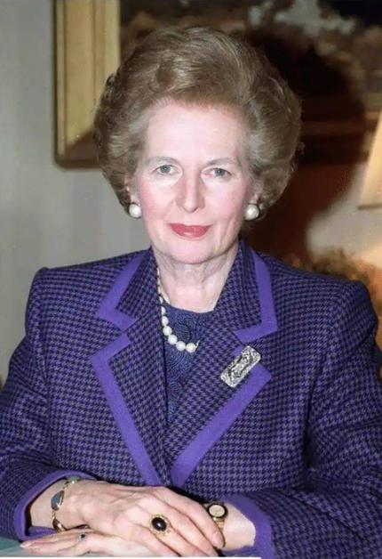 撒切尔夫人后来自己承认，当年英国压根没想痛快交还香港，甚至一度把“动武”都摆上过