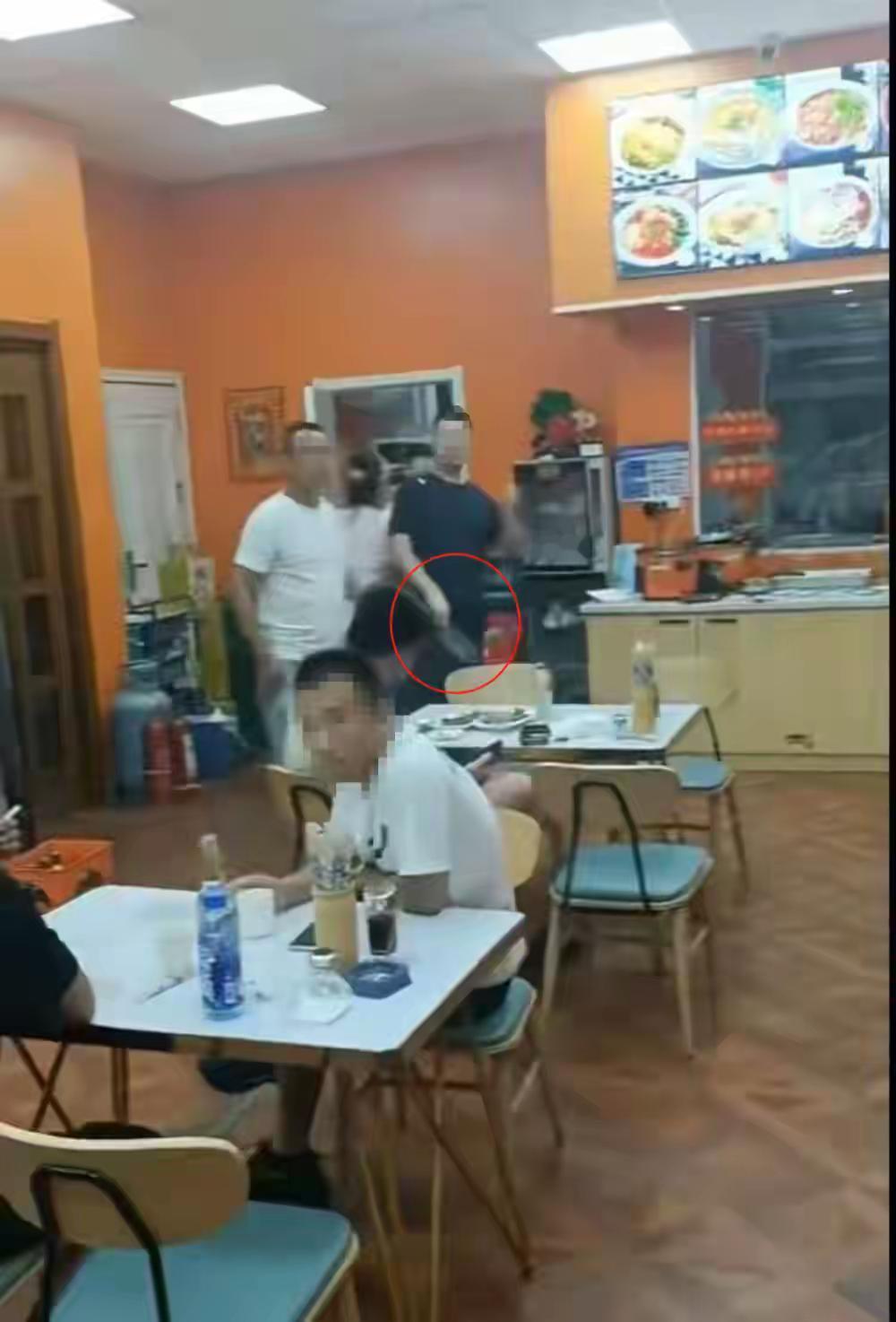 辽宁本溪，男子一行11人到一家面馆吃饭，却瞥见给他们端面的老师傅，把手指浸到了面