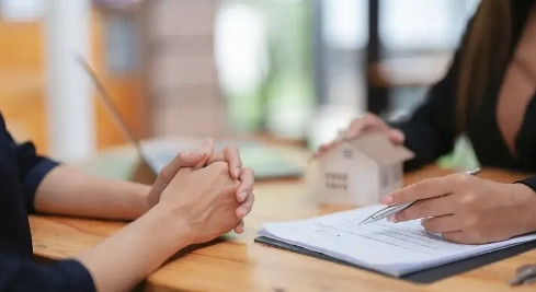 上海，女子和丈夫离婚后，6岁的女儿跟着前夫生活，双方没有了来往。30多年后，女子