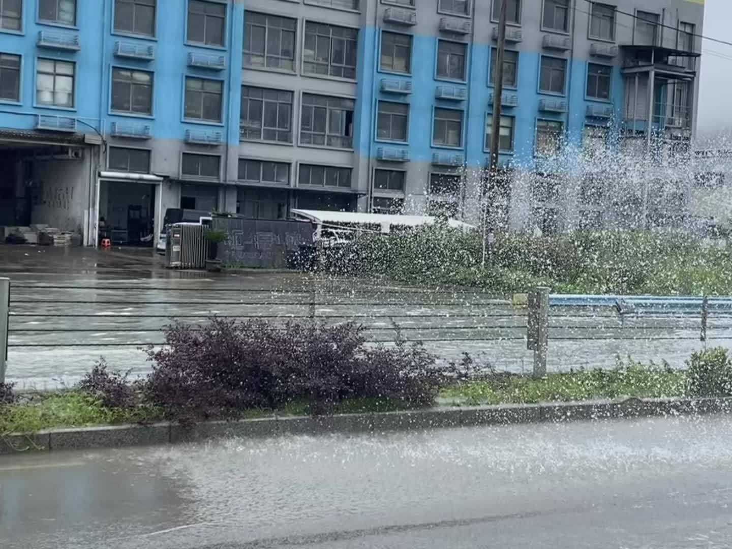 底盘低过积水路段要减速慢行，小米SU7保险杠都跑脱落了[doge]​​​