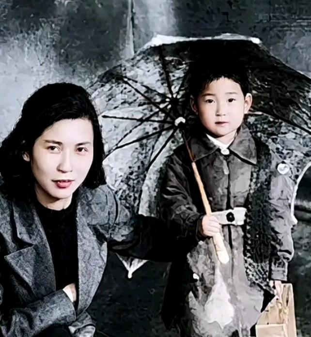 难得一见！贺子珍与女儿李敏珍贵旧照，满是岁月温情每一张老旧历史照片，都是定格