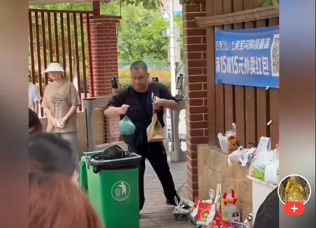男子以影响通行为由，将学校门口外卖丢进垃圾桶，打脸来的如此快外卖被扔风波：从