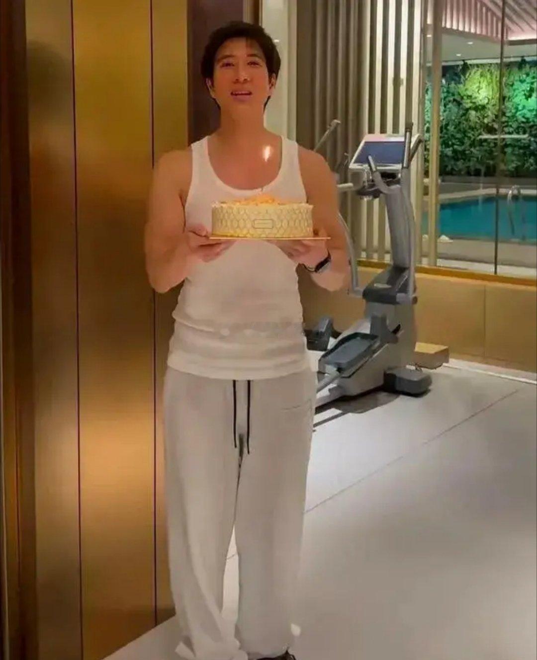王力宏迎来50岁生日，直接用高强度健身的方式给自己庆生。从曝光的状态来看，肌肉线