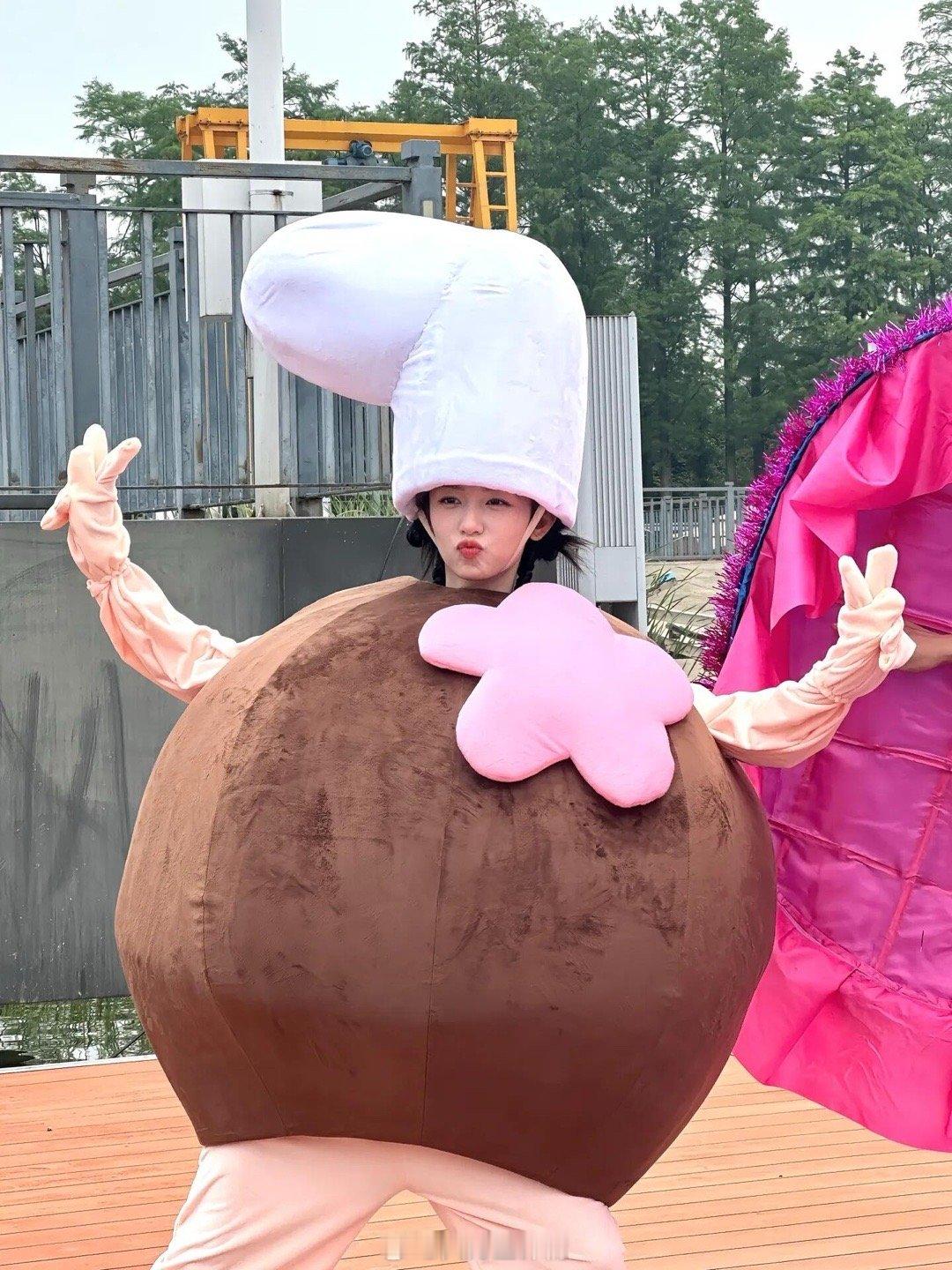 你是周也那她是谁哈哈哈翻到周也的抽象日常，发现女神太有梗了！高冷人设挡不住的搞