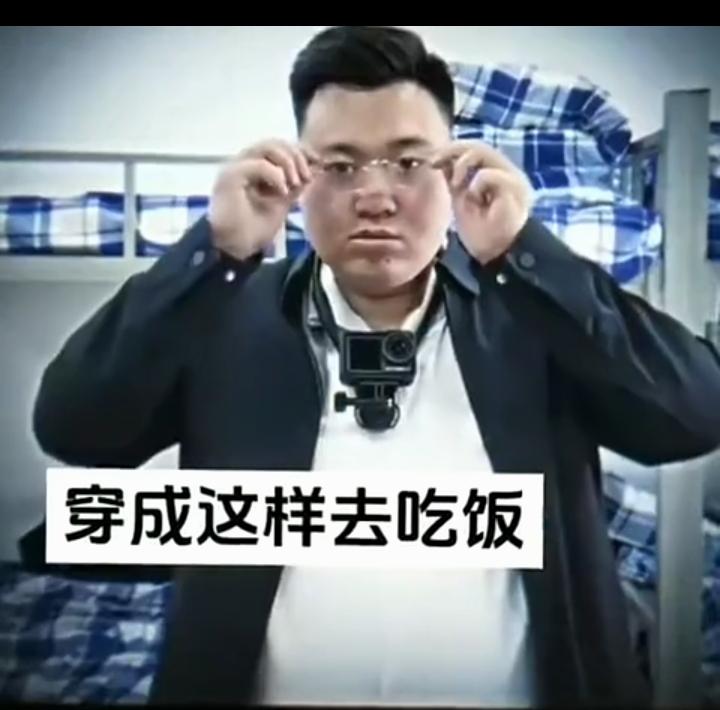 忽然发现公务员有两个标配：​一个是行政夹克。​另一个是带盖的杯子。