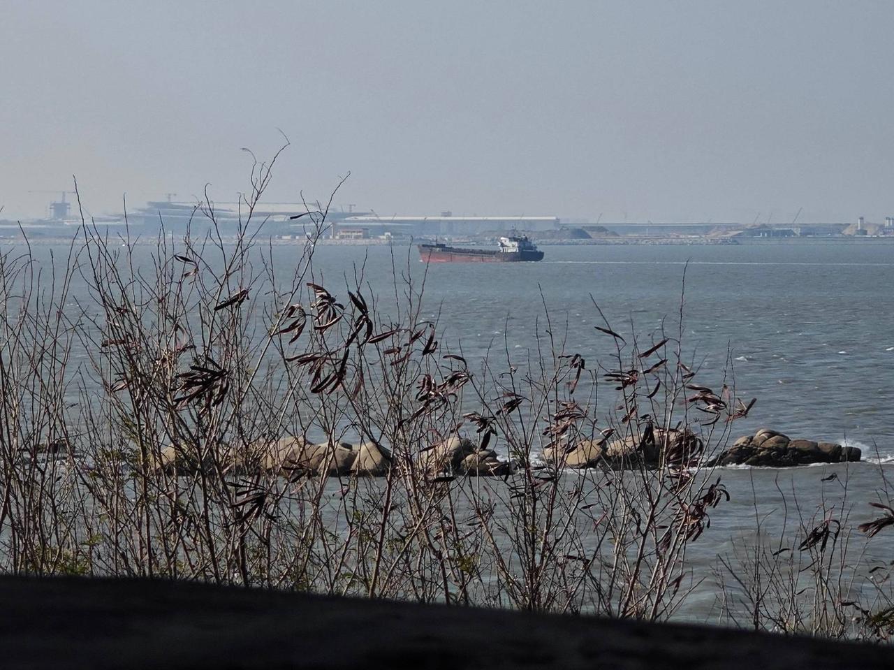 从金门（中国台湾省实际控制管辖）看厦门新机场真的是非常近！感觉厦门翔安国际机