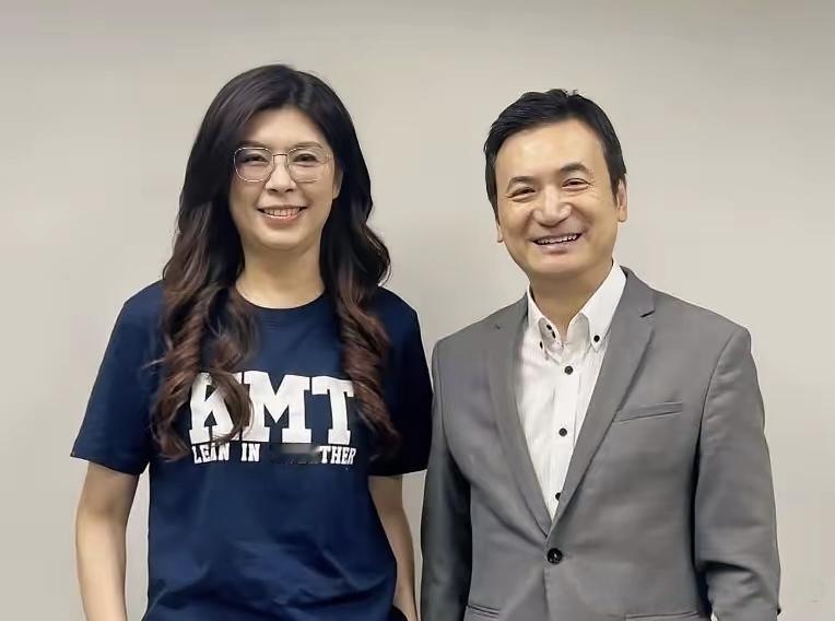 郑丽文昨天刚跟外媒说“两岸得先回到和平轨道，别的都是白扯”，大伙儿立马盯着她的团