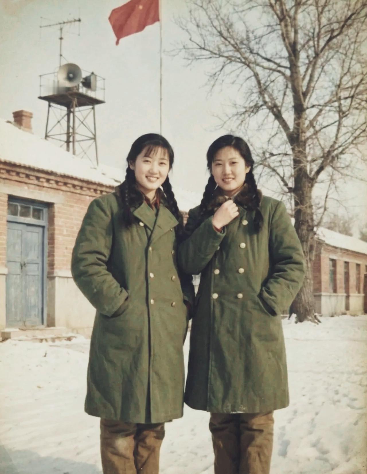 你穿军大衣，我也穿军大衣！你那个时候穿过军大衣吗？那是我们在共和国艰苦创业时的奋