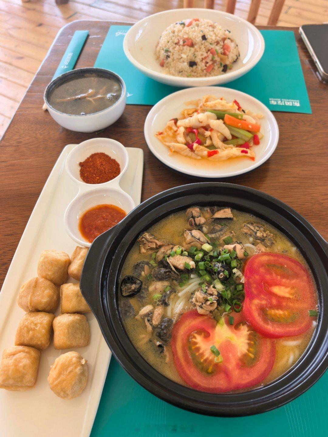 到云南丽江了，必须来碗正宗的云南米线我的美食日记丽江·玉龙雪山