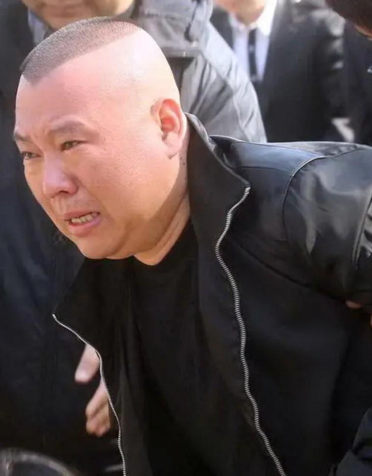 他正在用筷子，一遍遍表演自己当年的“背叛”。镜头前，何云伟夹起一块鱼肉，送入口