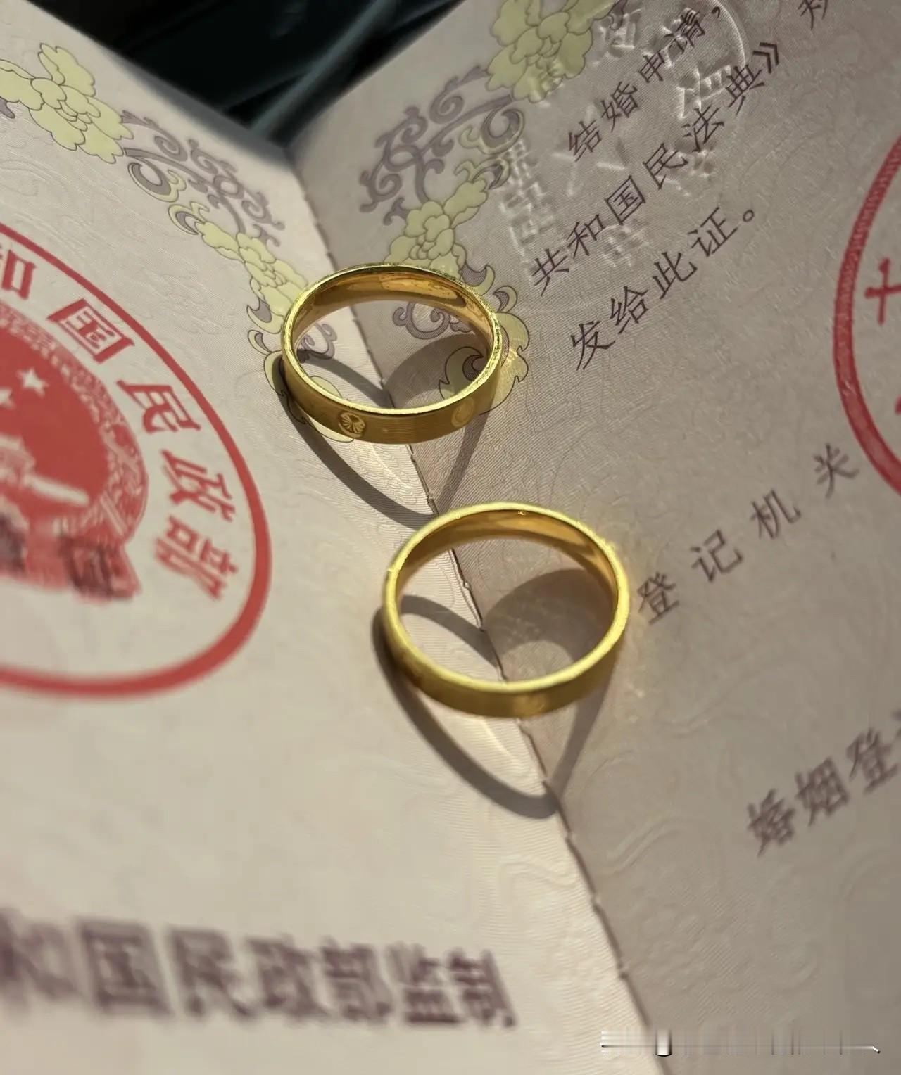 大三女生意外怀了双胞胎，男生家急着担责、女生家怕女儿没名分，两家人立马凑到学校附