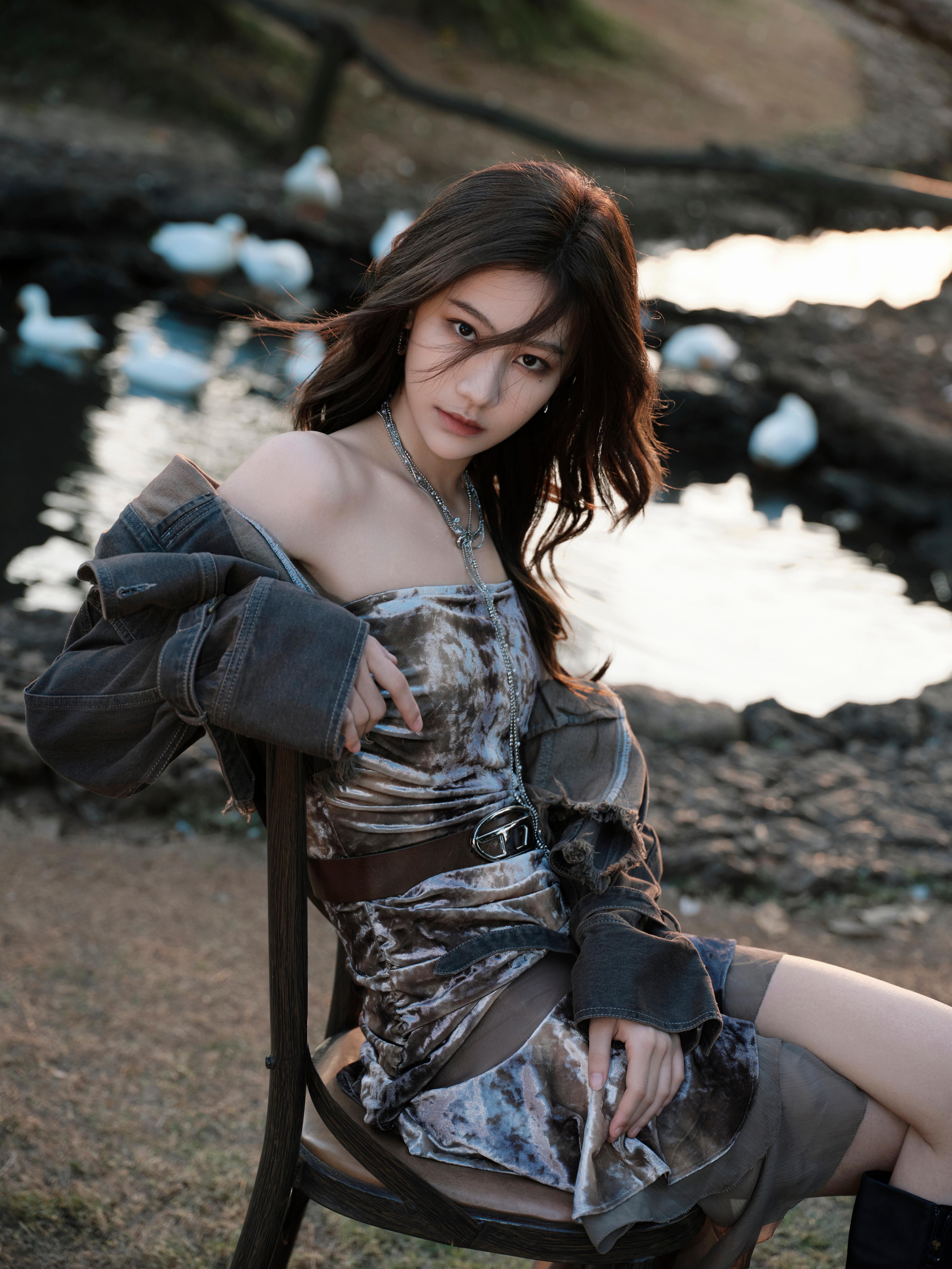 袁一琦今日亮相湖南卫视跨年外场派对造型图集，身着ANIMITTA丝绒薄纱拼接抹胸