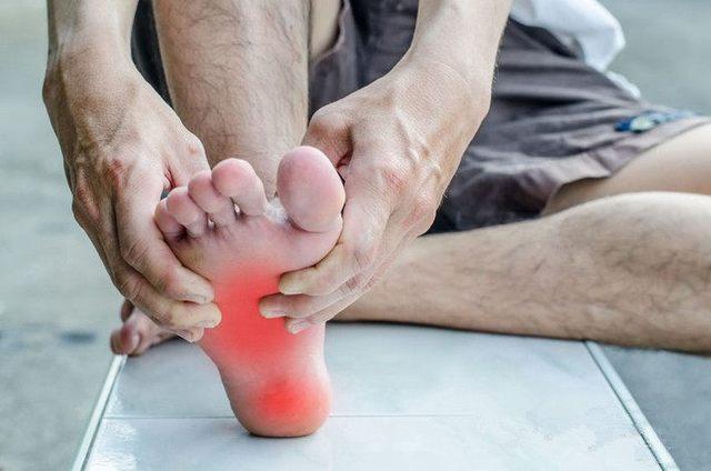 脚上的4种变化要小心, 怕是“糖尿病”找你上!