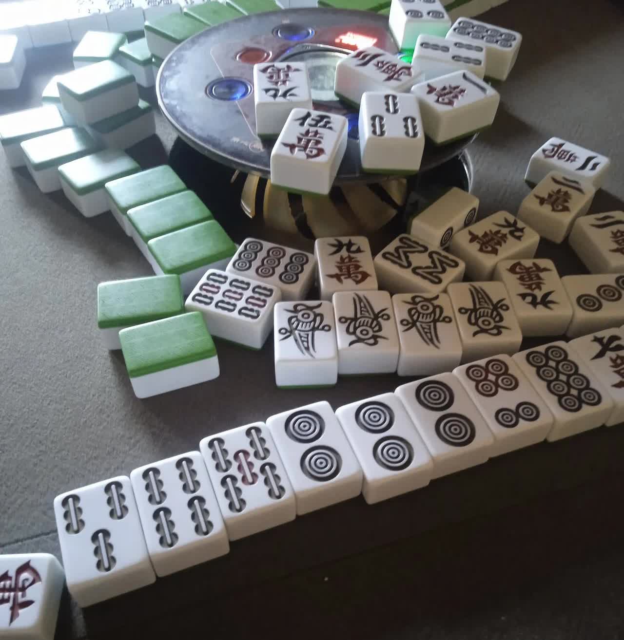开了多年麻将馆，今有点事我没搞明白，今天打到四点过呵，单间又发生了争执，我进