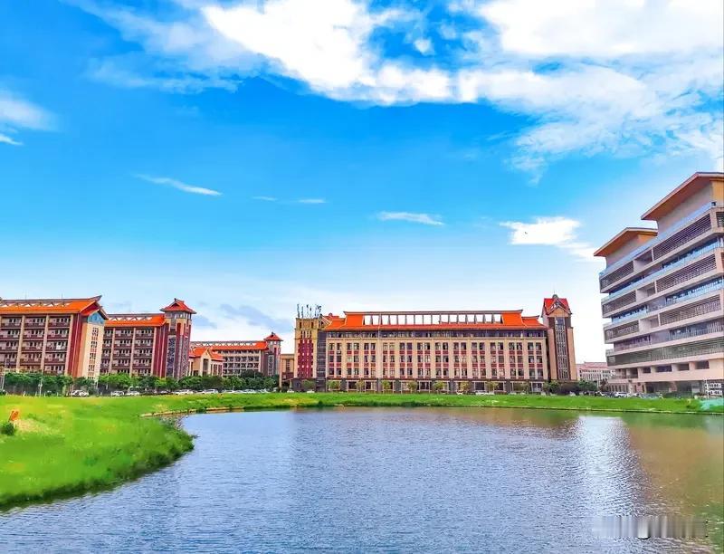 南方医科大学怎么样?南方医科大学是国内顶尖医科院校，前身为第一军医大学，2004