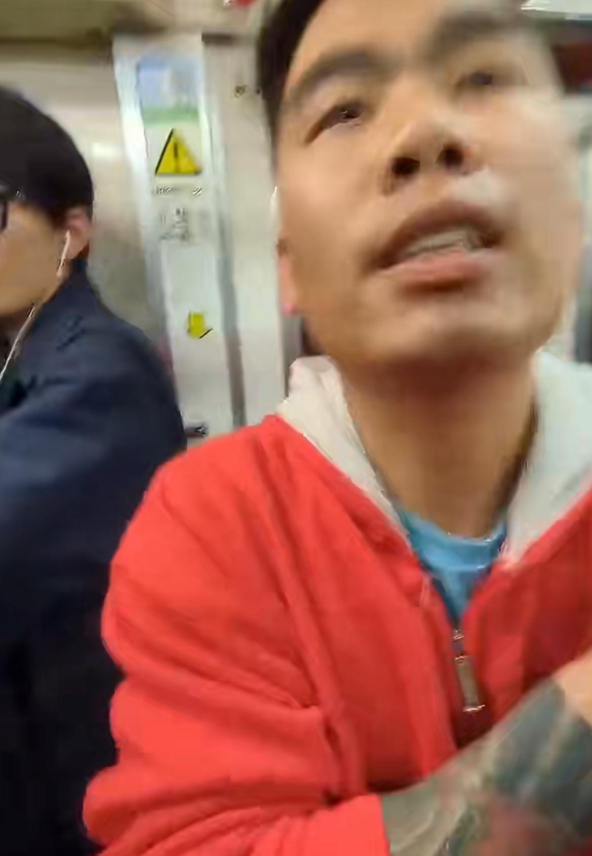 这个亚洲男子在日本电车上打电话，被日本男乘客教训，让他关掉手机不要说话，这名男子