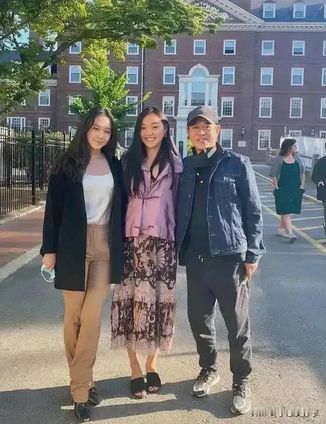 李连杰真矮，他和女儿一样高。但他人矮气势高，比气势更高的是他的爱情。他对利智的真