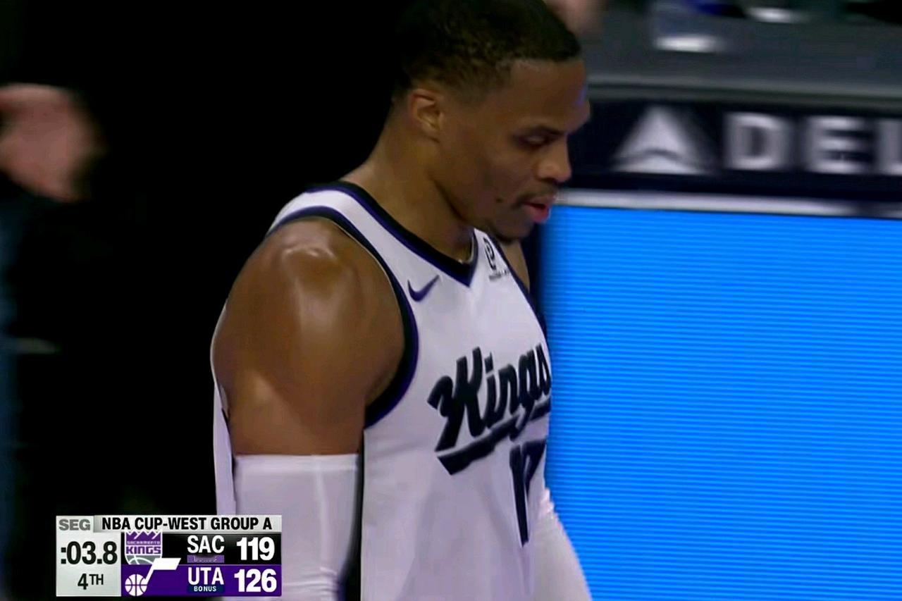 威少飙三双，反而不开心了……在国王客场挑战爵士的比赛中，发生令人无奈的一幕：