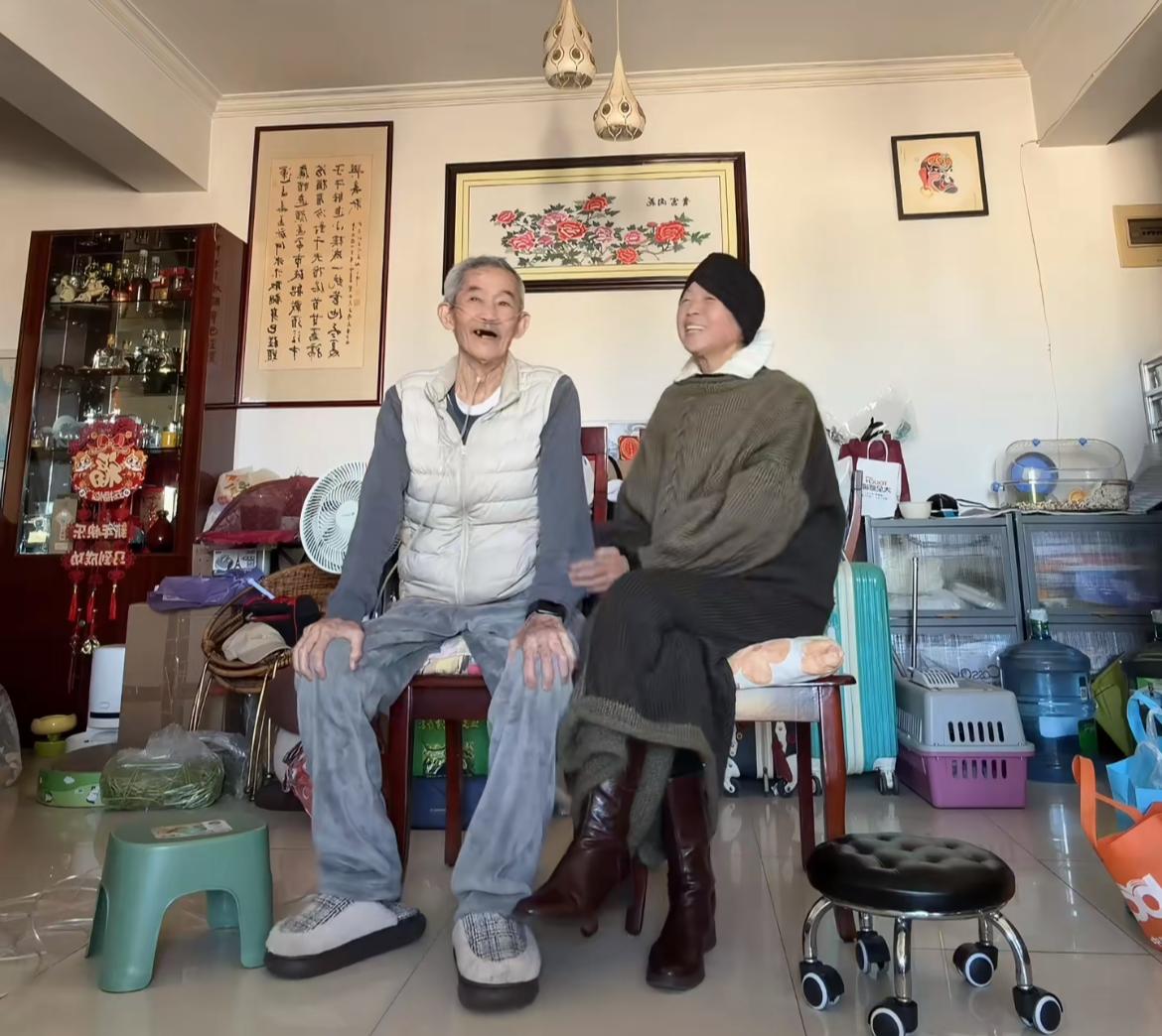 陈翔六点半“妹爷”与“吴妈”最后一次同框照妹爷戴着鼻氧管，吴妈因化疗导致光头戴