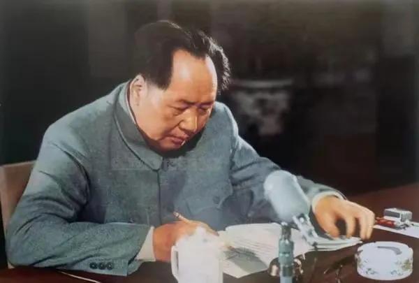 中共中央号召学习毛泽东意义非凡！伟大领袖毛主席逝世近五十年了。然而，他的影响力