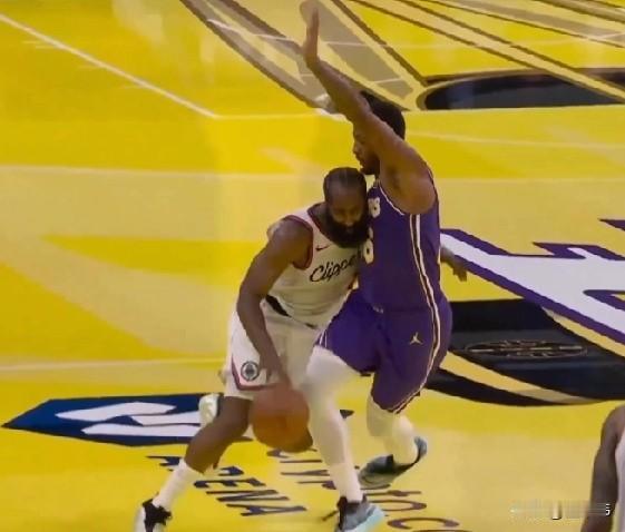 难！斯玛特谈防守哈登：“防守哈登很难，因为他很狡猾，总是可以骗到犯规。”