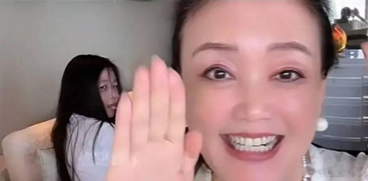 你说说，这世道咋回事！一个保姆，凭啥直播带货还话里带话吊儿郎当地嘚瑟？汪小菲家的