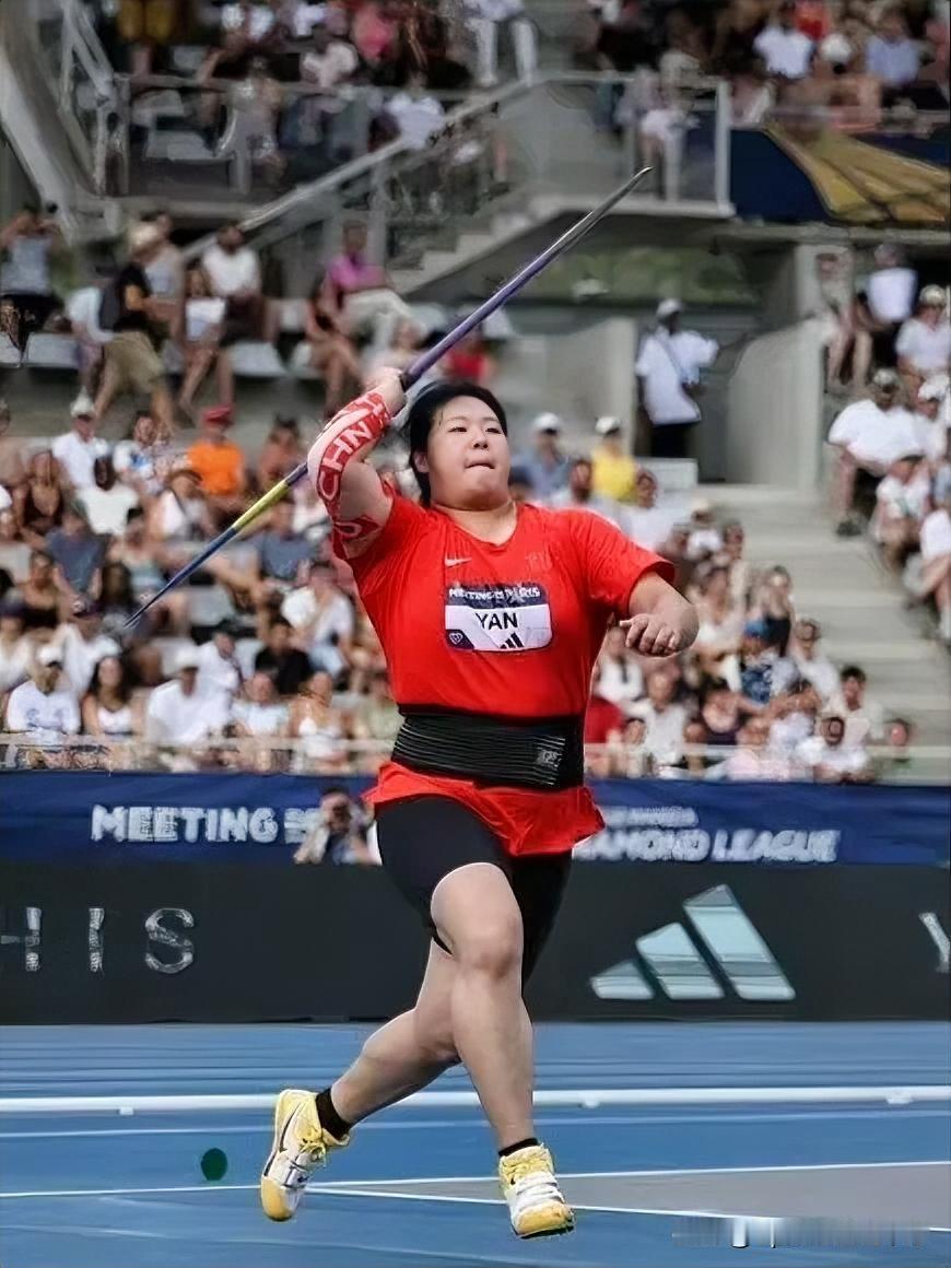 中国女子标枪小将严子怡简介:严子怡，浙江宁波人，18岁，身高一米七九，体重八十