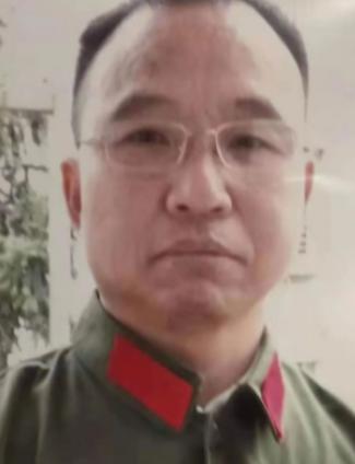 1984年，战士李陶雄中弹牺牲，送葬途中遗体竟两次从车上跌落，护士郑英察觉异样，