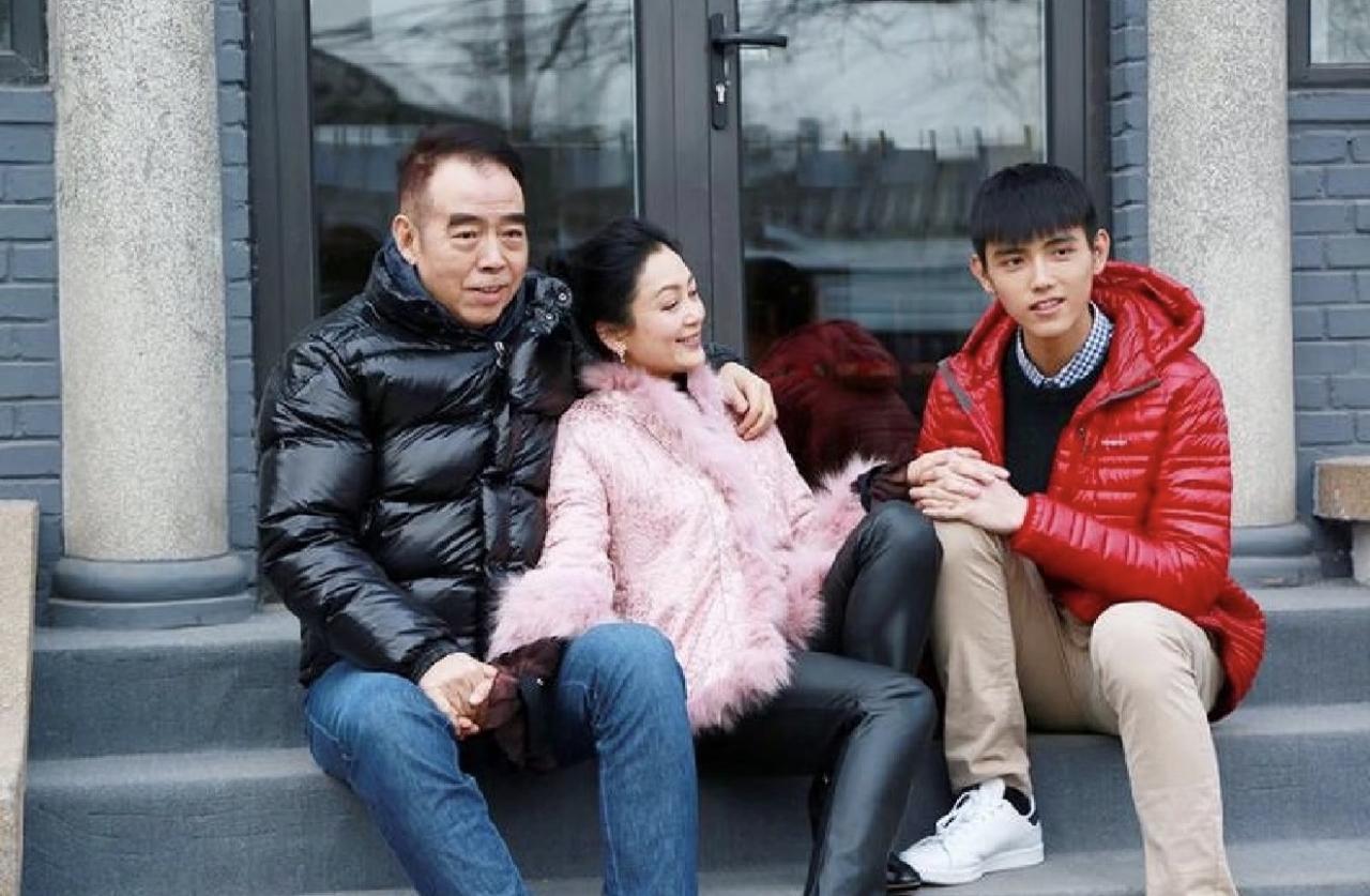 陈凯歌、陈红夫妇与小儿子陈飞宇同框旧照，一家三口其乐融融的画面。当时的陈飞宇