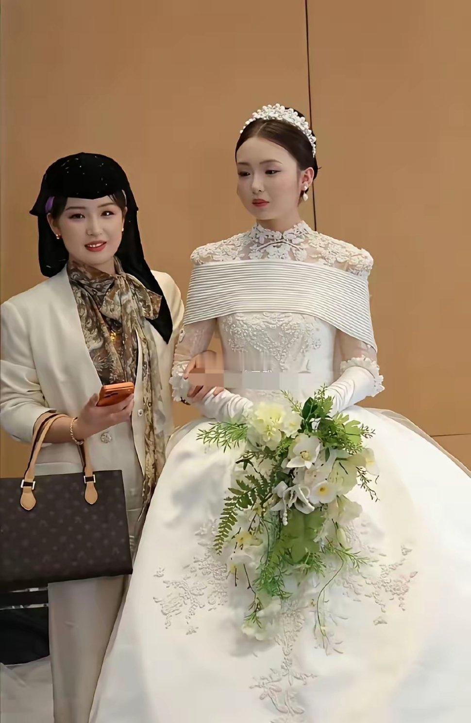 新娘的妈妈看着好年轻，两个人站在一起像姐妹