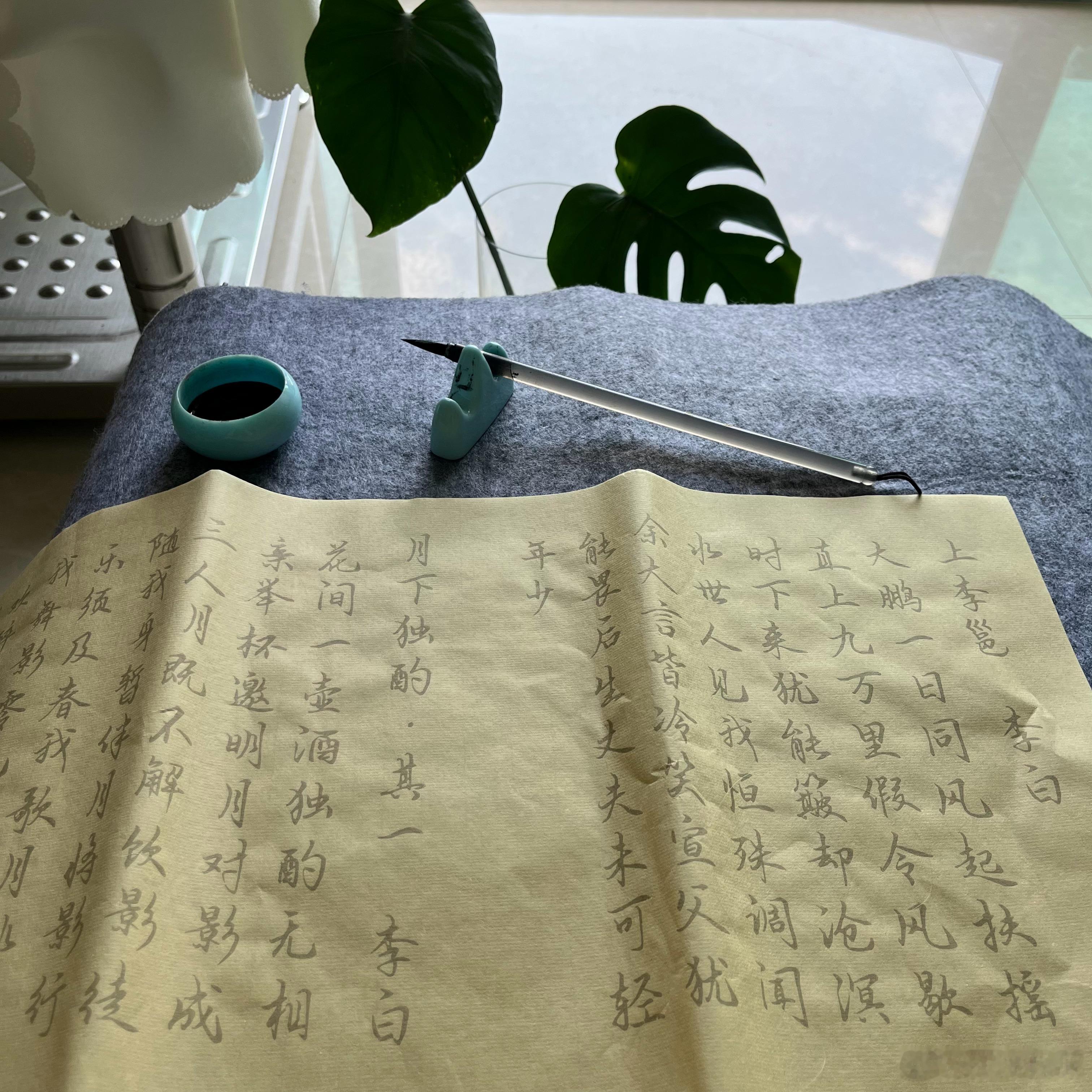 上李邕唐·李白大鹏一日同风起，扶摇直上九万里。假令风歇时下来，犹能簸却沧溟水。世人见我恒殊调，闻余大